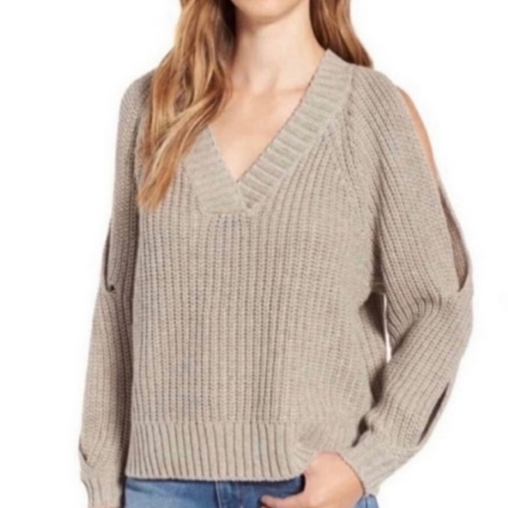 𝅺leith cold shoulder V neck sweater. Size XS